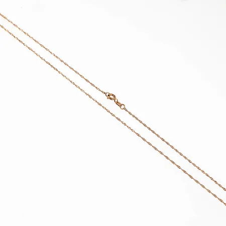 Halskedja singapore i 18K guld. Den är 45 cm lång, 0,9 mm bred och väger 1,4g. Springring. Stämplad GHA (Guldfynd) 750. Fint skick. 