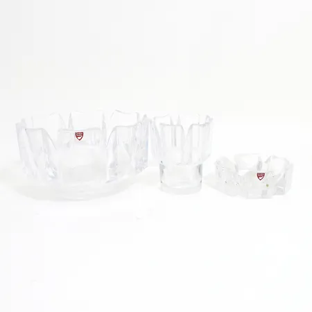 Tre glasskålar Orrefors Corona, största: Ø22,5cm, höjd: 12,5cm, två skålar etikettmärkta, samtliga signerade, mellanskål med med kalkavlagringar.  Skickas med postpaket.