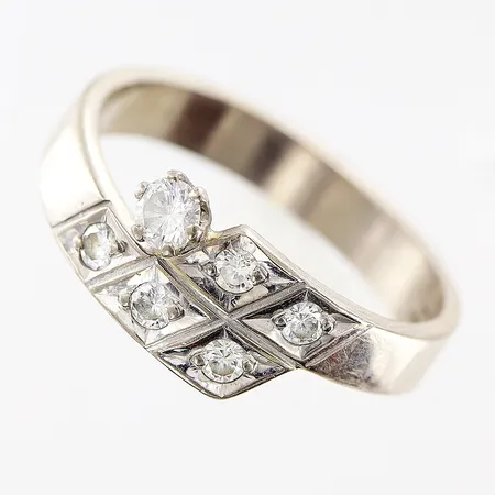 Ring, diamanter totalt 0,32ctv enligt gravyr, stl 19¼, bredd 4-8mm, vitguld, repig, i behov av rodinering, 18K. Vikt: 4,7 g