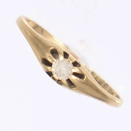 Ring med vit sten, stl 17¼, bredd 1-4mm, skev skena, 18K Vikt: 1,4 g