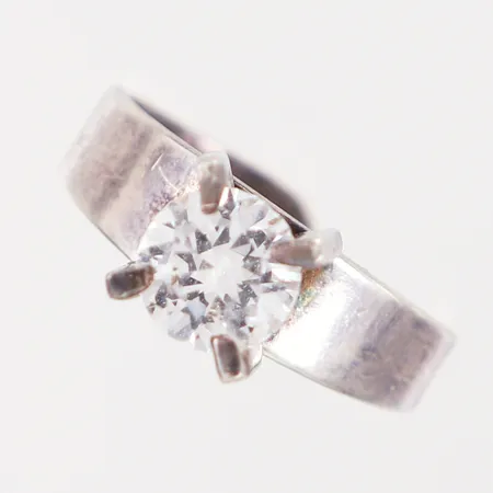 Ring med fasettslipad vit sten, stl ca: 17½ justerbar skena, bredd: 3-8mm, ALTON, något skev skena, silver 830/1000 Vikt: 4,9 g