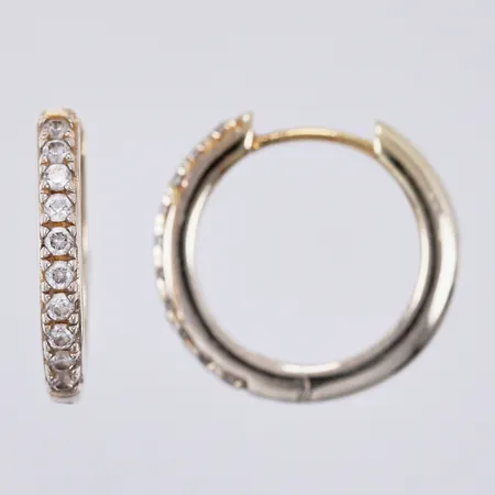 Ett par örhängen creoler med vita stenar, inner Ø ca 11mm, längd: ca 1,5cm, bredd: ca 2mm, förgyllt silver Vikt: 2,3 g