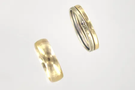 Ringar , gravyr defekt, 18K Vikt: 8,3 g