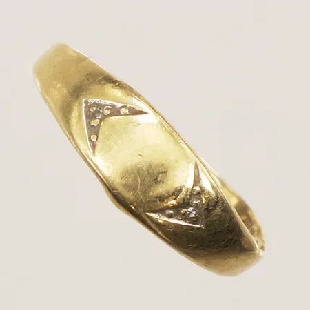 Ring, diamanter 2 x ca 0,005ct, stl ca 18, bredd 6,2mm, skev, 18K  Vikt: 1,3 g