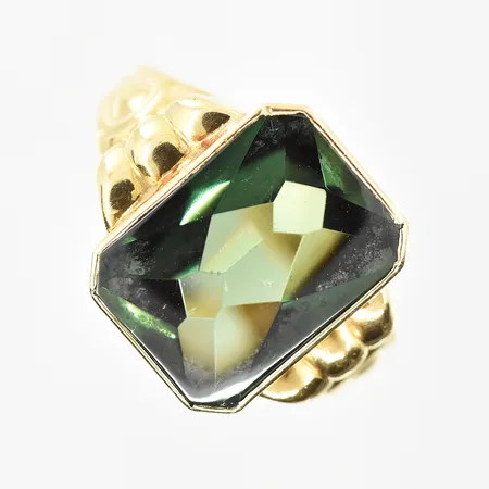 Klackring med grön sten, stl 19¾, bredd 3-16 mm, 18K. Vikt: 5,9 g