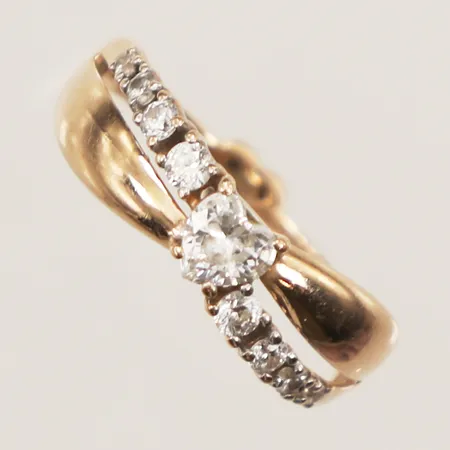 Ring med vita stenar, stl 15¾, bredd 3,5-5,5mm, 14K  Vikt: 1,7 g