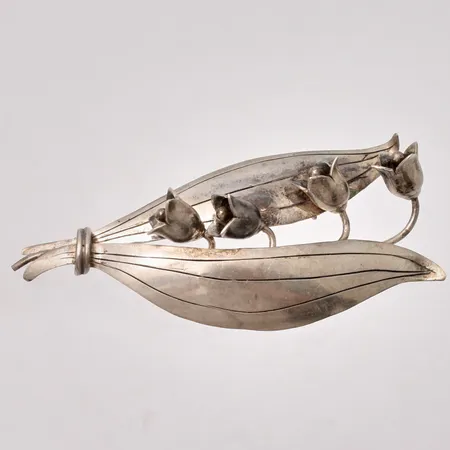 Brosch i silver, mått 28x66mm, 830/1000, tillverkad av Victor Janson Guldvaru Ab, vikt 8,7g.	