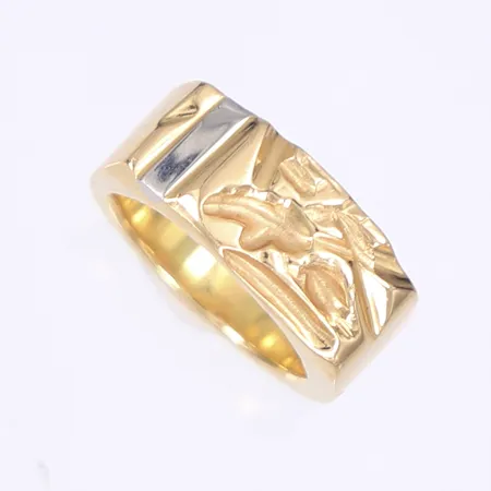 Ring med mönstrad dekor, stl 17¾, bredd 6-9mm, vitguldsdetalj, repig, 18K Vikt: 21 g