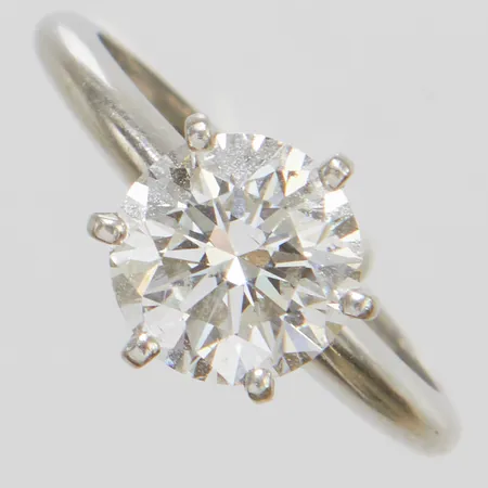 Ring, briljantslipad diamant 1 x ca 2,17ct TW(G)/SI1, stl 16½, bredd 2-9,5mm, höjd 8,5mm, 950/1000 Platina Vikt: 5,4 g