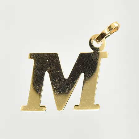 Hänge bokstaven M, längd 20 mm, bredd 13 mm, 18K. Vikt: 0,4 g