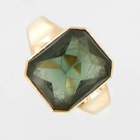 Klackring med grön sten, stl 19¼, bredd: 2,8-4,4mm, bucklig/skev skena, 18K  Vikt: 4,6 g