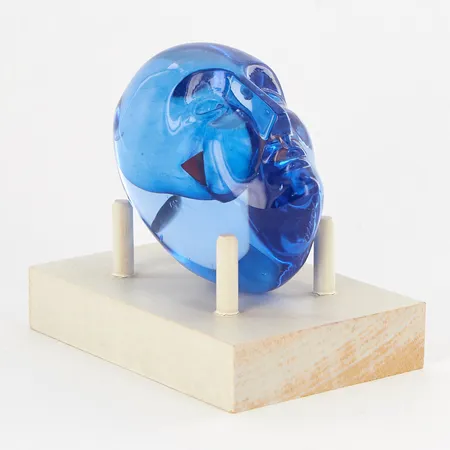 Skulptur Brains, signerad av Bertil Vallien för Kosta Boda, 45x60x70mm,  trästativ  Vikt: 0 g