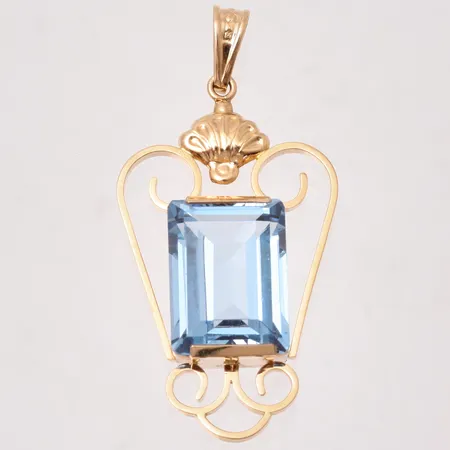 Hänge i 18K guld, mått 24,8x51,4mm, 1st blå sten, mått 13x17,9mm, bruttovikt 10,15g, ca nettovikt 6g.