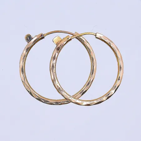 Ett par örhängen, Ø15 mm, bredd 1 mm, 18K. Vikt: 1,2 g