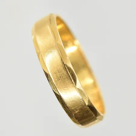 Ring, stl 20, bredd 5 mm, gravyr, 18K. Vikt: 4,9 g
