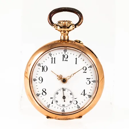 Mormorsur i 18K guld. Boett Ø 37 mm, boettnr: 20241, manuell, innerlock i metall, monogram, bucklor, går ej att dra upp helt (nästan dragen i botten, tickar på i några minuter) . Bruttovikt: 40,5g.