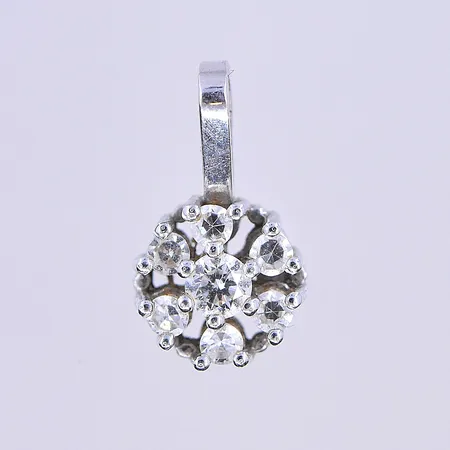 Hänge med diamant 1x0,05ct och 6 st vita stenar, längd 12 mm, bredd 7 mm, vitguld, 18K. Vikt: 0,6 g