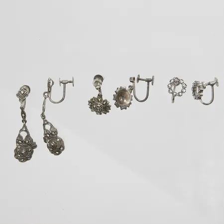 Tre par örhängen, markasiter, längd ca 8,5-42mm, bredd 9,5-12mm, skruvclips, 830/1000 silver Vikt: 11,3 g