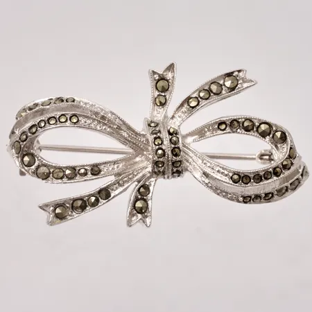  Brosch i rohdinerat silver, mått 21,2x39,9mm, Markasiter, 800/1000, vikt 6,83g.