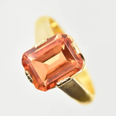 Ring med orange sten, stl 17¼, bredd 4-11 mm, gravyr, 18K+23K. Vikt: 0 g