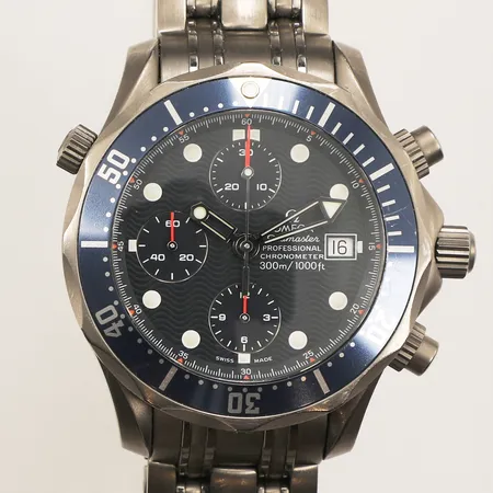 Herrur Omega Seamaster Professional Chronometer 300m/1000ft, titan, automatisk, 42mm, serienr 60040305, kronograf, datum, titanlänk ca 18cm, viklås med dykarförlängning, repig, inga tillbehör. 