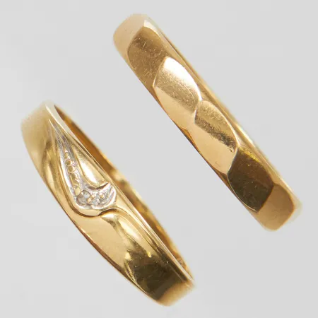 Två ringar, skeva, gravyrer, defekta, 18K Vikt: 4,1 g