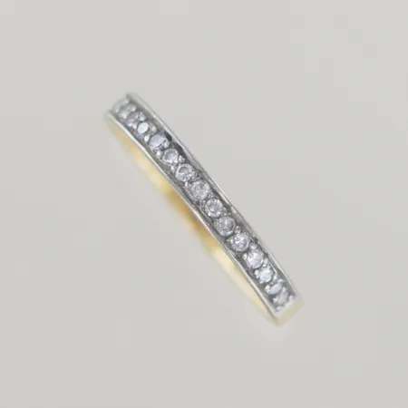 Ring med 15 diamanter 0,15ct, Ø 17 mm, graverad, 18K Vikt: 2,1 g