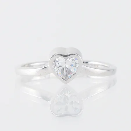 Ring vitguld med Swarovskikristall, storlek 16 ½ mm, bredd 1.7-6.7 mm, 14k,box och cert. Vikt: 2 g