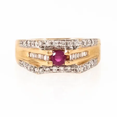 Ring i 18K guld med en rubin Ø 4 mm, 28 briljantslipade och 15 trappettsslipade diamanter om totalt 0,55ct enligt gravyr. Den är i storlek 18½, är 2,5 - 8,5 mm bred och väger 7,4g. Stämplad 750 & kattfot. Rubin något lös i fattning. 