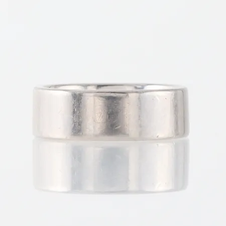 Ring med gravyr,Schalins,vitguld, storlek 18 mm, bredd 7 mm, 18k. Vikt: 0 g