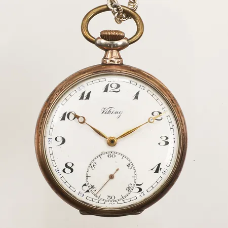 Fickur Viking, boett i silver S800, manuell, 48mm, boettnr 1370422, liten sekundvisare, klockkedja i metall, gravyr, repigt plexiglas, skadad urtavla, bruttovikt 79,6g 