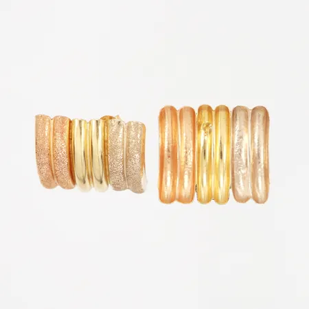 Ett par örhängen, trefärgad guld, längd 23mm, bredd 21mm, stift, en snurrebuss saknas, 18K Vikt: 5,6 g