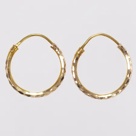 Ett par örhängen, creoler, mönsterdekor, Ø24mm, bredd 2,5mm, skev stift, 18K Vikt: 3 g