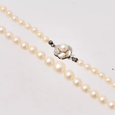 Pärlcollier med i 18K guld, 47cm, docerad, bredd 4,7-8,2mm, odlade pärlor, låsets nettovikt 1,35g.