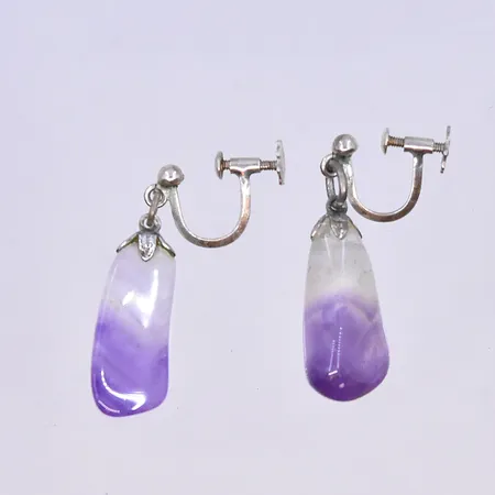 Ett par örhängen med lila sten och skruvlås, längd 32 mm, bredd 10 mm, silver 925/1000. Vikt: 5,9 g