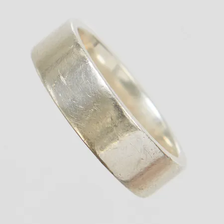 Ring slät, stl 18, bredd 6mm, GHA, bruksslitage 925/1000 silver Vikt: 6,8 g