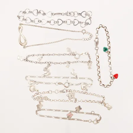 Sju barnarmband, längd: 15-18cm, flertalet med berlocker, silver 925/1000 Vikt: 24,9 g