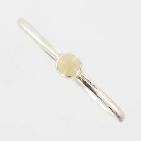 Ring, detalj i vit emalj, stl 18, bredd 1-3mm, silver 925/1000 Vikt: 1 g