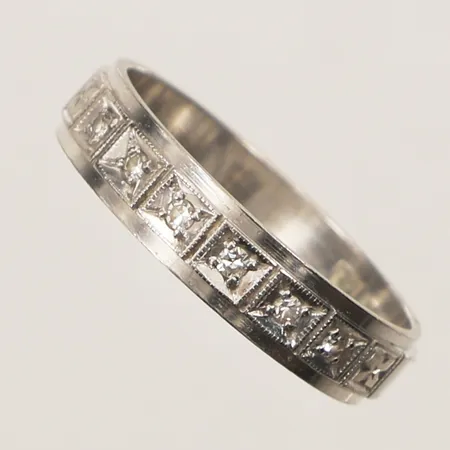 Ring med diamanter 6x ca 0,01ct, stl 17½, bredd 4,3mm, vitguld, 18K Vikt: 3,6 g