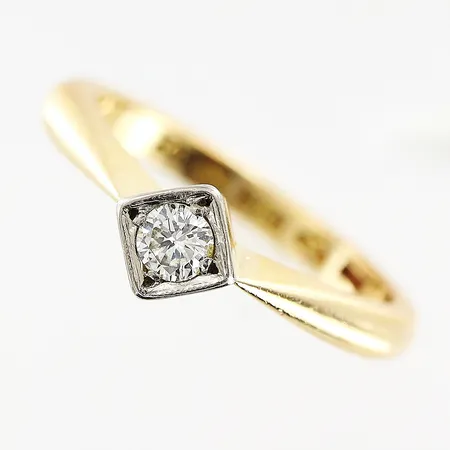 Ring, diamant ca 0,16ct, stl 17¾, bredd 2,5-5,5mm, höjd från skenan 6mm, gravyr, 18K Vikt: 4,9 g
