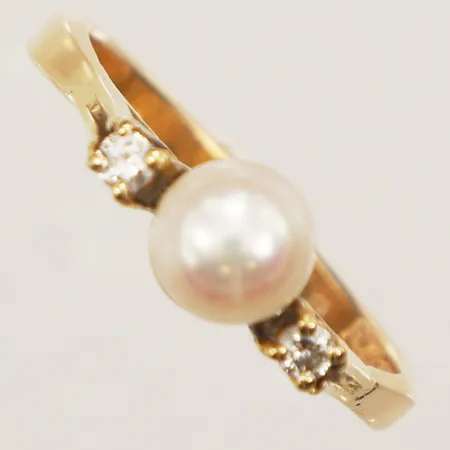 Ring med pärla och diamanter 2x ca 0,03ct, stl 18¾, bredd 2,8-6,3mm, pärla skevt infattad, 18K  Vikt: 3,8 g