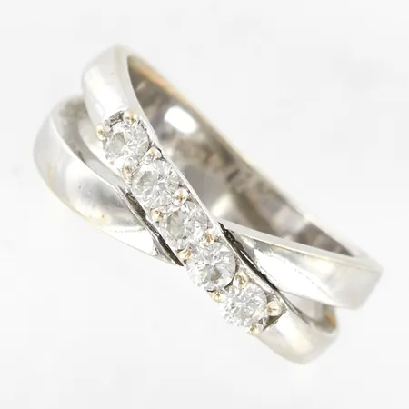 Ring vitguld, diamanter 5xca0,10ct, stl 17, bredd: 4-7mm, 1 defekt klo, 18K   Vikt: 6 g