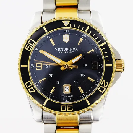 Herrur Victorinox Swiss Army, stål/gulmetall, quartz, Ø 43mm, safirglas, datum, ref nr 249125, serie nr 171026099, länk 19cm, extra länkdelar 2cm, smärre repor på glasringens emalj, manual, box, ytterkartong.