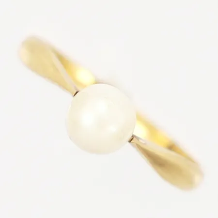 Ring, Ø17½, odlad pärla Ø5,6mm, bredd 1,8 - 2,5mm, fattning inklusive pärla 7,0mm, något ojämn skena, 18K Vikt: 2 g