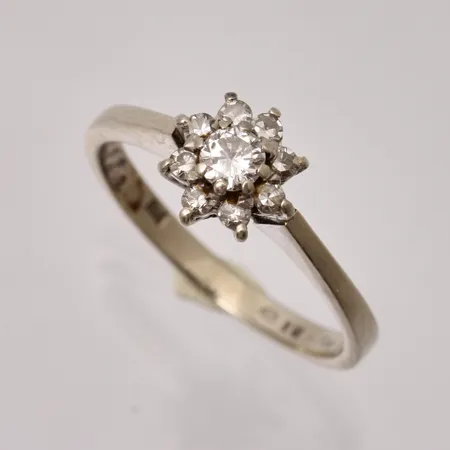  Ring i 18K vitguld, stl17, bredd 2,2-8,1mm, 9st Diamanter, 0,47ct, enligt gravyr, importstämpel, personlig gravyr, vikt 2,88g.