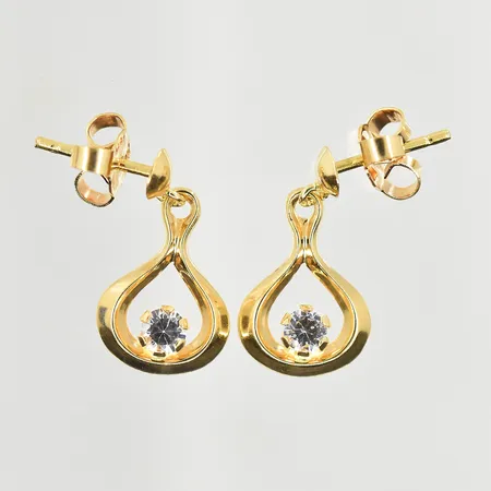 Ett par örhängen med vita stenar, längd 15 mm, 18K. Vikt: 1,3 g