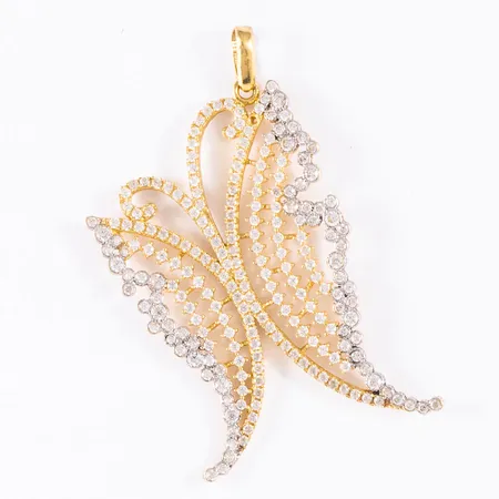 Hänge, fjäril, i 18K guld med vita stenar (en saknas). Det är 45 mm långt inkl. ögla och väger 5,2g. Stämplat 750. 