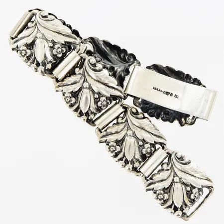Armband 19,5cm, bredd 21mm, reliefmönstrat med blommor och blad, G.Dahlgren & Co, Malmö 1950, silver 830/1000. Vikt: 46,1 g