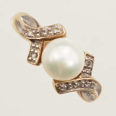 Ring med pärla och diamanter 8x ca 0,005ct 8/8-slipade, stl 16½, bredd 1,5-8,5mm, 8K Vikt: 2,8 g