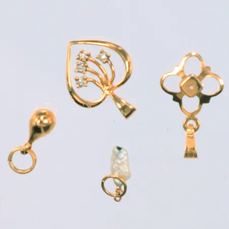 4 hängen med vita stenar och pärla, 18k  Vikt: 1,5 g